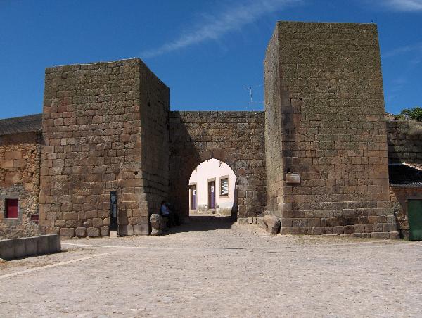 Castelo Mendo - Door to the Past