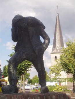 Zoatmaale statue in Stramproy