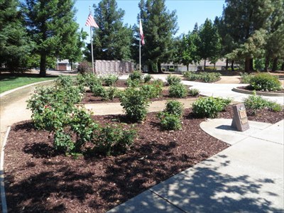 Veteran S Memorial Rose Garden Roseville Ca Rose Gardens On